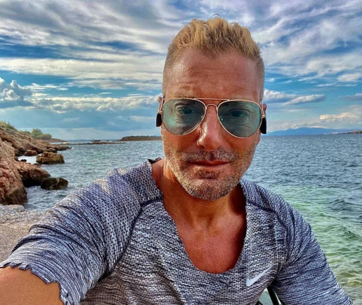 تامر هجرس ينجو من حادث سير مروّع