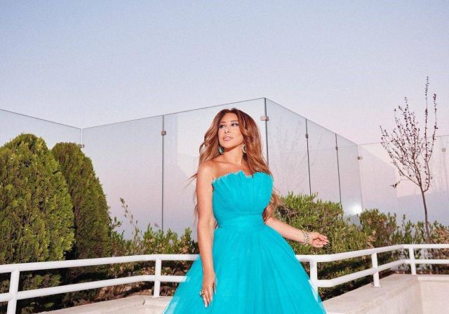 بالفيديو - نجوى كرم بفستان فخم وتتخطّى موقفاً صعباً قبل دقائق من حفلها الضخم