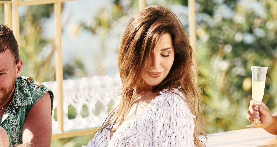 نانسي عجرم بملابس صيفية وتنشر الطاقة الإيجابية بكليب 