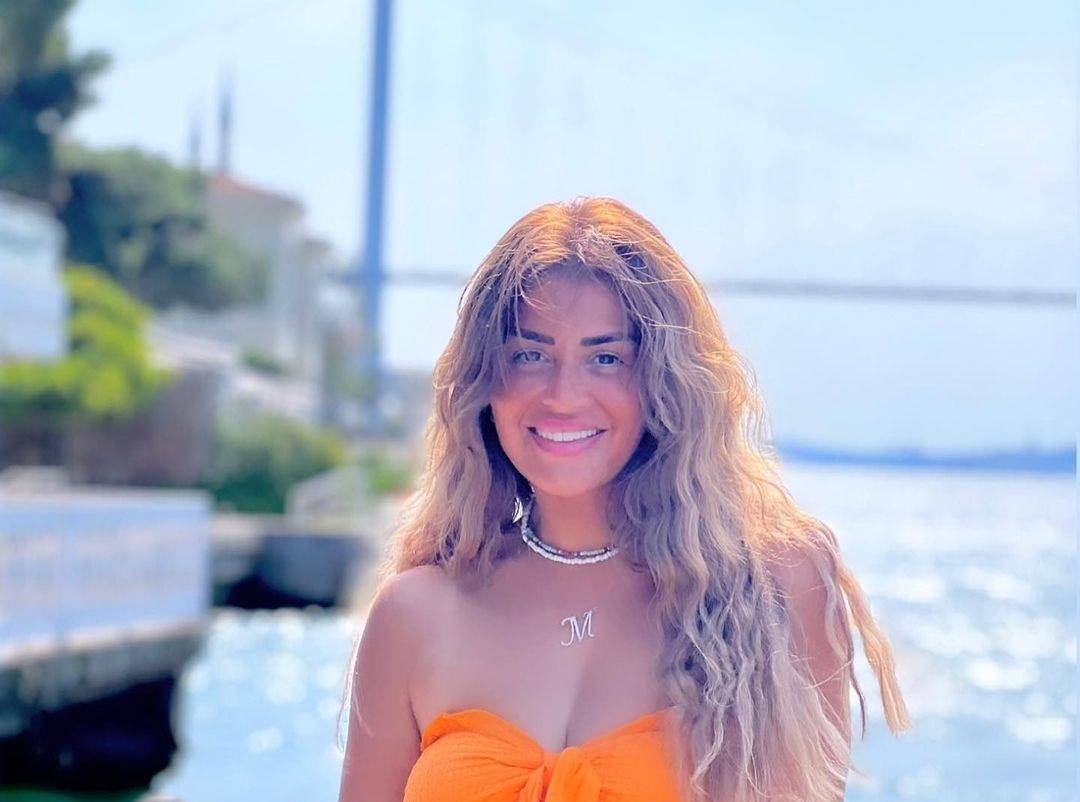 بالصور - والدة منة فضالي تخطف الأنظار بجمالها... هل تشبهها؟