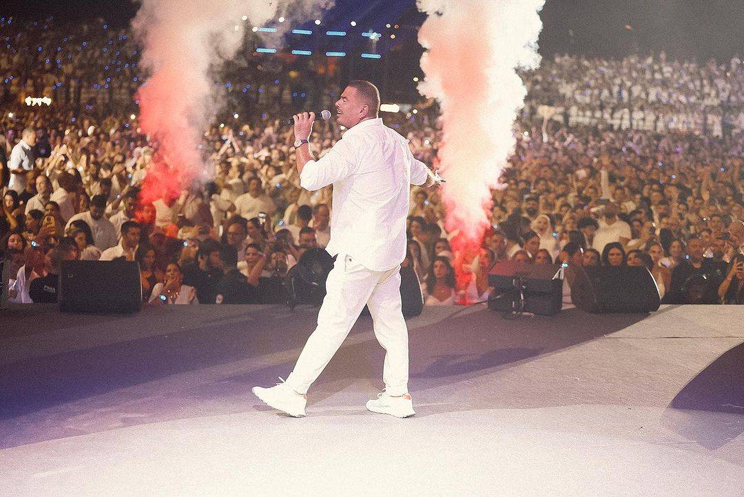 بعد أزمة التعهد... الشركة المنظّمة تبرّئ عمرو دياب وتضع حداً للأكاذيب