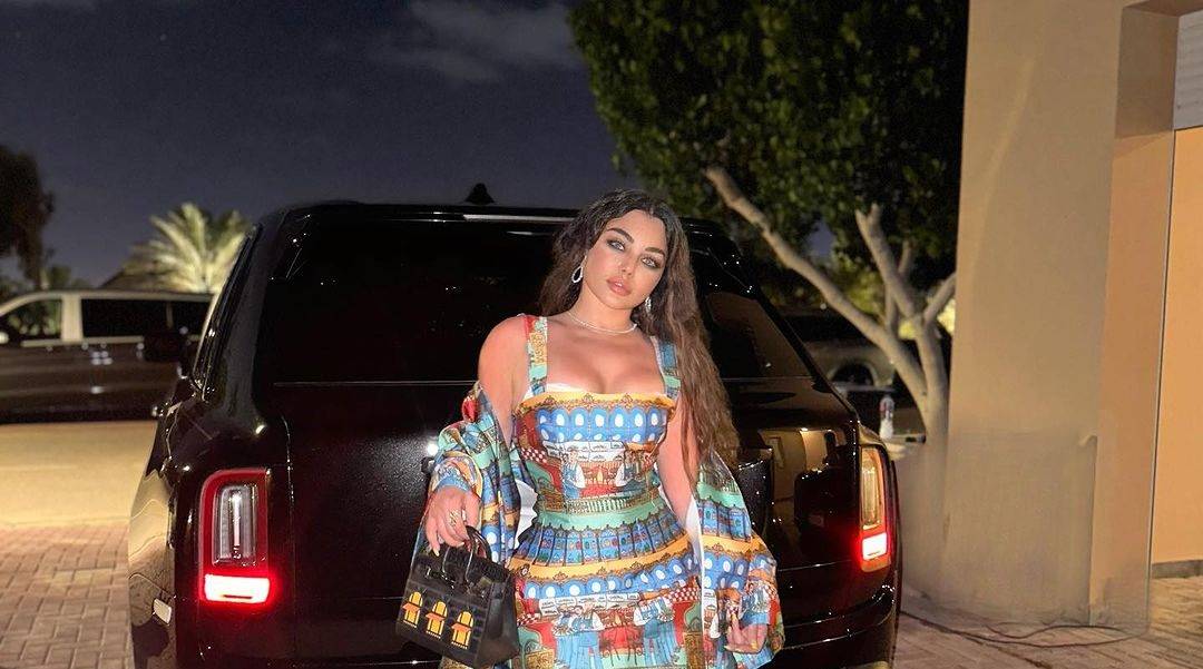 هيفاء وهبي تستعرض رشاقتها بجمبسوت ناعم.. هذا سعره