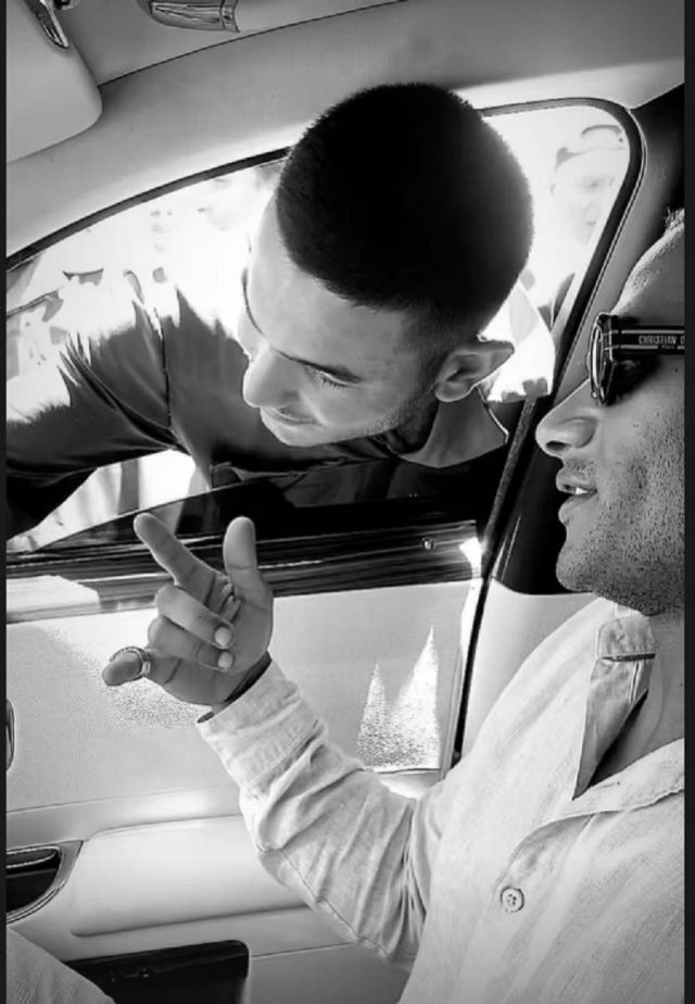 محمد رمضان يلتقط الصور مع الجمهور  