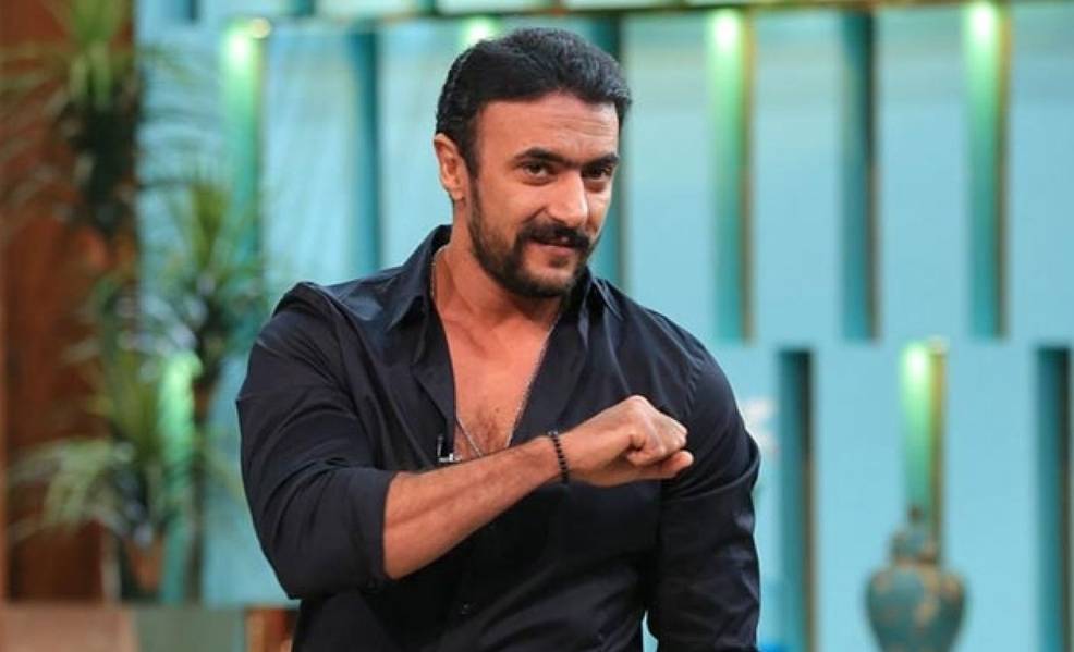 أحمد العوضي ينقذ شاباً من الغرق في الساحل الشمالي