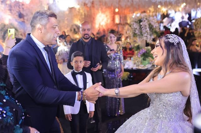 محمد نور يرقص مع العروس في حفل حماقي