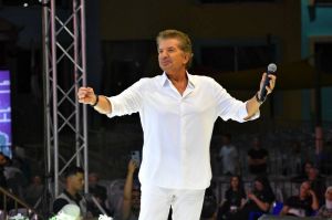 رغم وفاة ابن شقيقه... وليد توفيق يُغني في "مهرجان الفحيص"