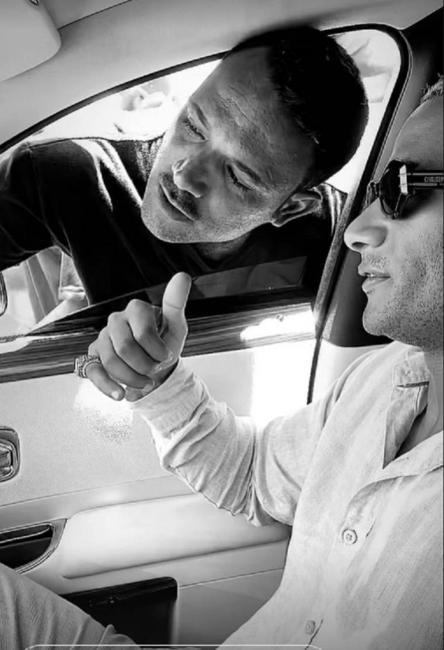 محمد رمضان يلتقط الصور مع الجمهور  