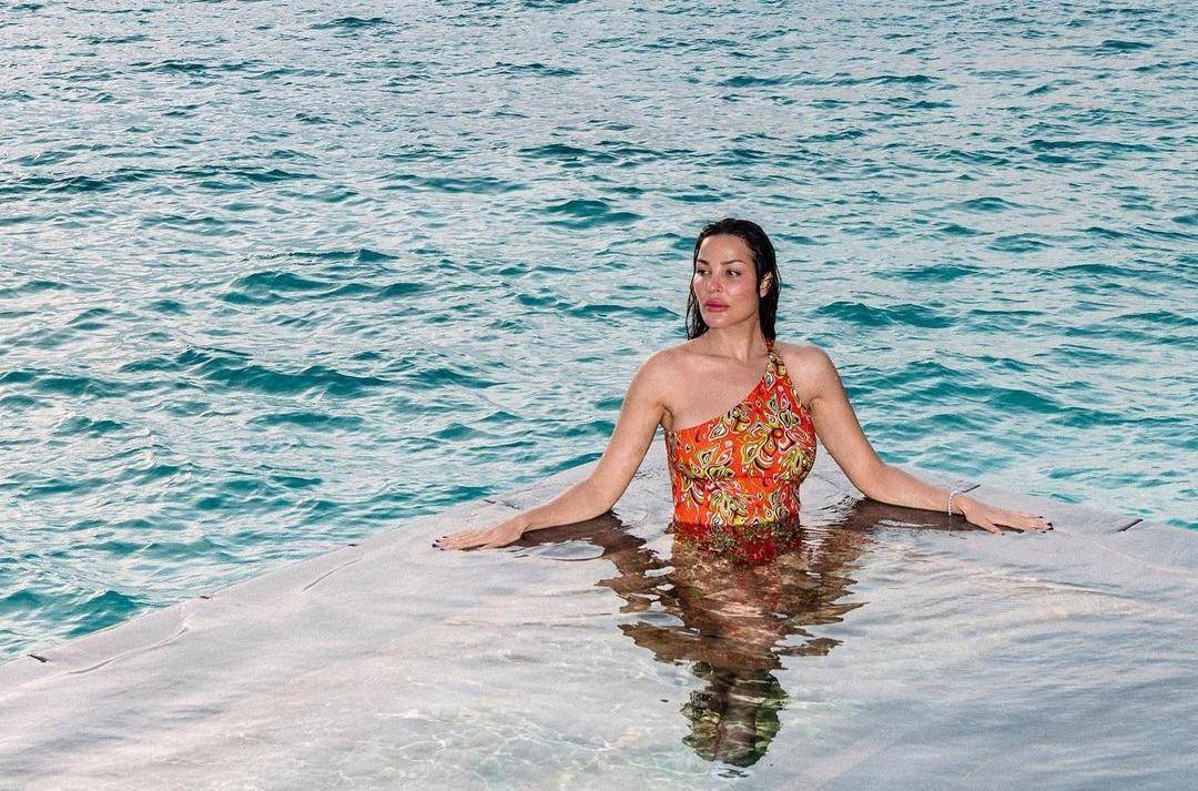 بالفيديو - نادين نسيب نجيم تردّ على متابعة هاجمت رقص ابنتها بالمايوه