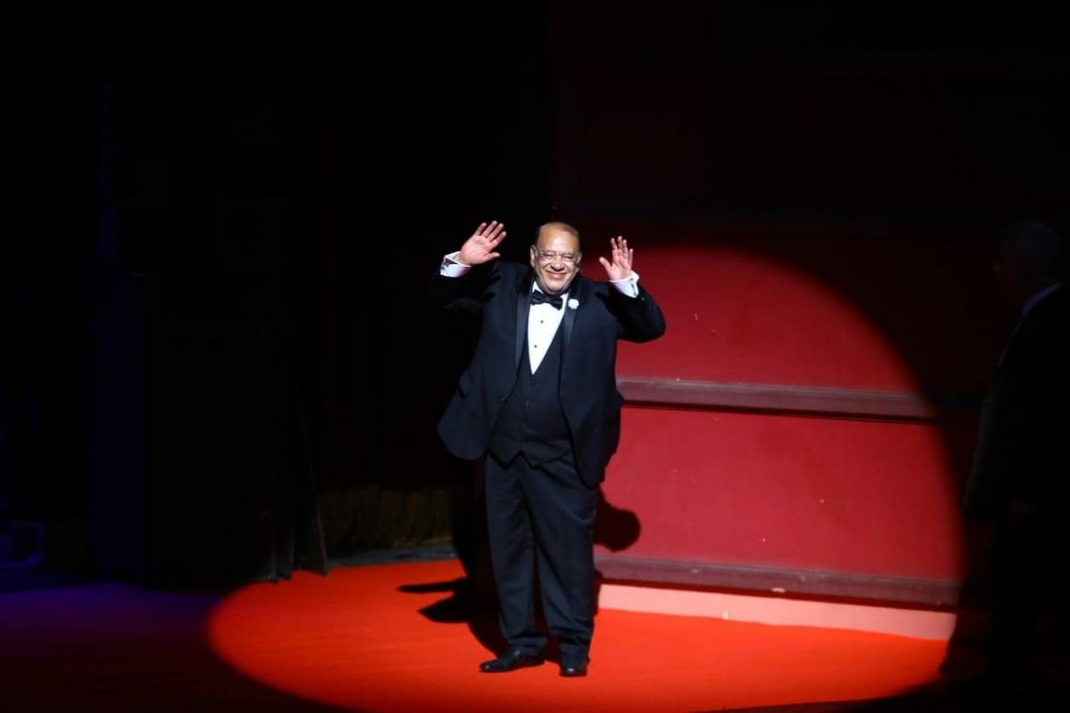 بالصور - أحمد السعدني يقبل يد صلاح عبدالله في افتتاح 