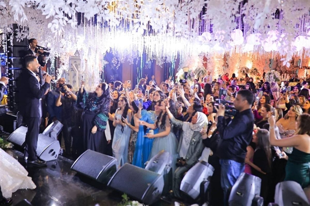 بالصور- محمد حماقي يحيي حفلَ زفاف ليبياً للنساء فقط