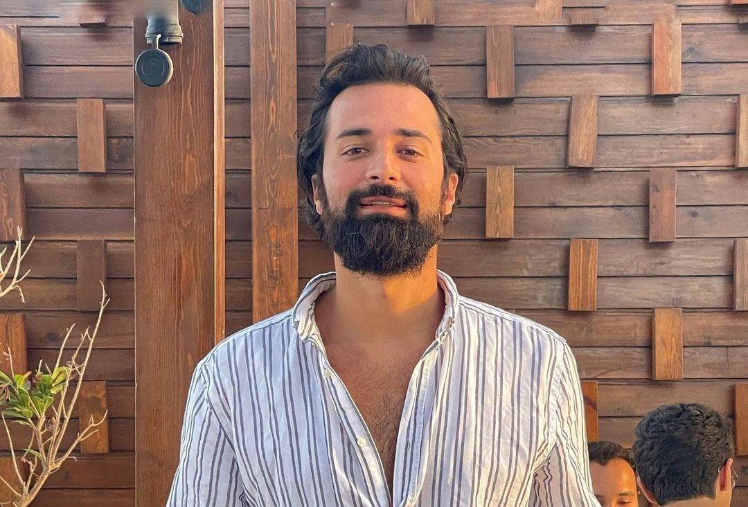 الجمهور يتفاعل مع صورة عفوية لأحمد حاتم ونجله