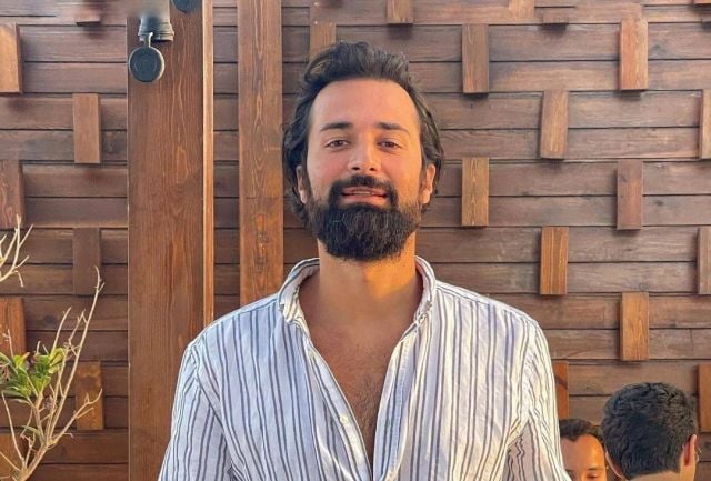 الجمهور يتفاعل مع صورة عفوية لأحمد حاتم ونجله