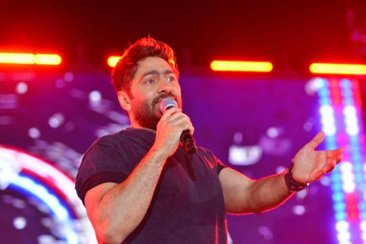 تامر حسني يروّج لأغنيته الجديدة ويعد جمهوره بمفاجأة