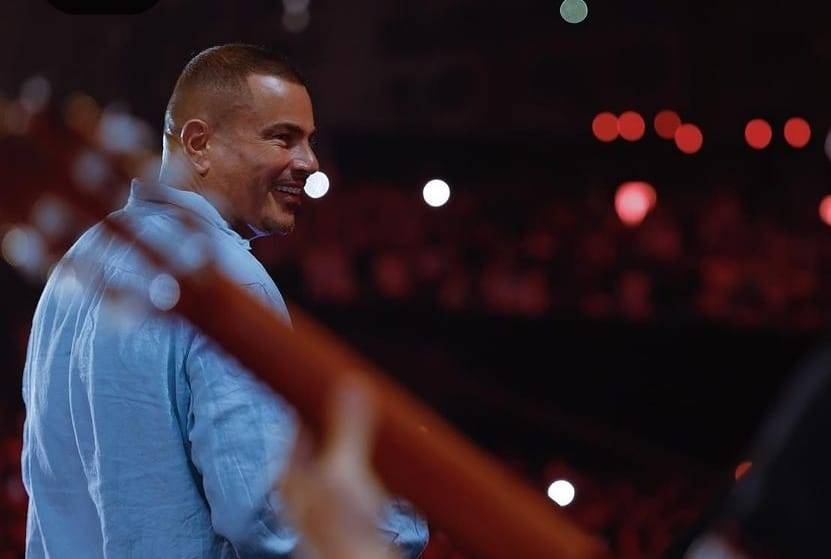 بالصور - عمرو دياب يتألق بحفل كامل العدد في الساحل الشمالي