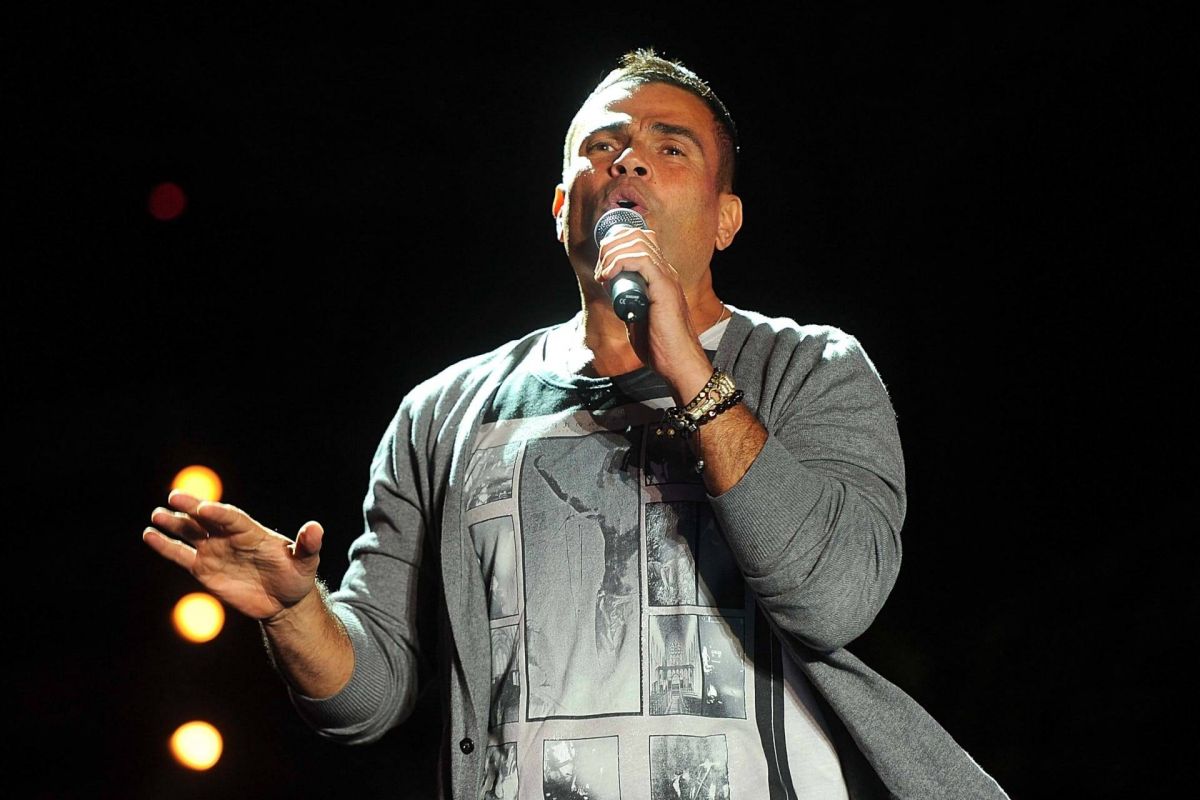 بالفيديو - عمرو دياب يحتضن فتاة والجمهور يعلّق: حب جديد