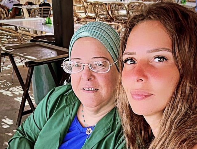 إيمان العاصي ووالدتها