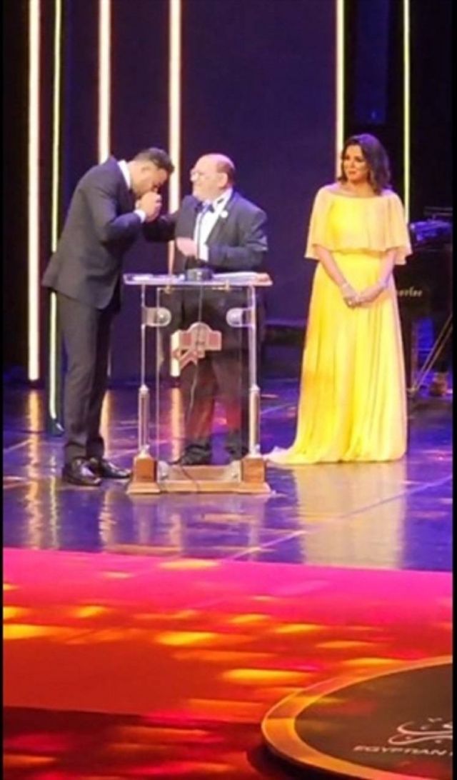 أحمد السعدني يقبل يد صلاح عبد الله