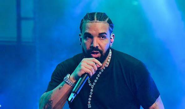 بالفيديو - النجم العالمي دريك يقدم هدية فخمة لإحدى معجباته.. سعرها خيالي