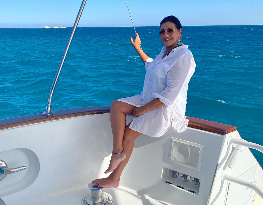 هالة صدقي بإطلالة بحرية تتفوق على سلمى حايك