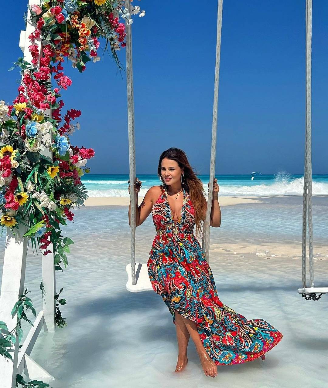 بالصور - كارول سماحة تأسر القلوب بقوامها الممشوق وفستانها الفخم