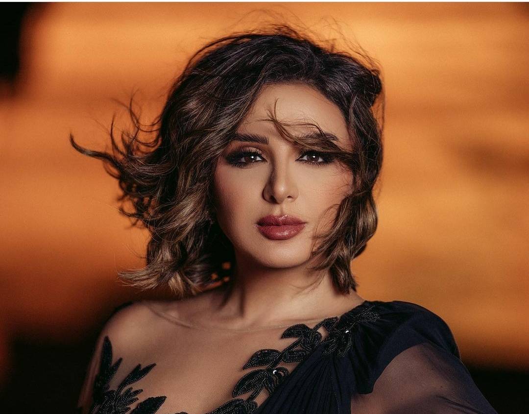 لإطلالة لافتة... كيف يجب تنسيق المكياج مع لون الملابس؟