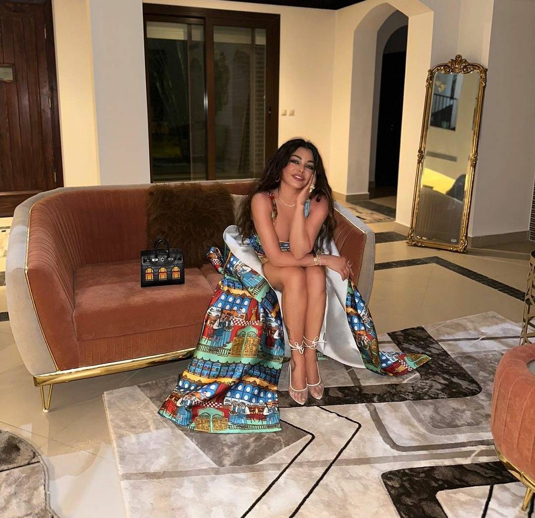 بالصور - هيفاء وهبي تتألق بتحفة فنية... وسعر حقيبتها الخيالي محط اهتمام الجمهور