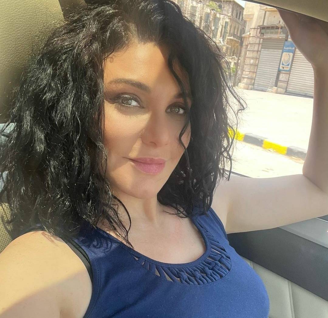 سلاف فواخرجي تفاجئ الجميع بشكلها من دون مكياج.. هل تتغيّر؟