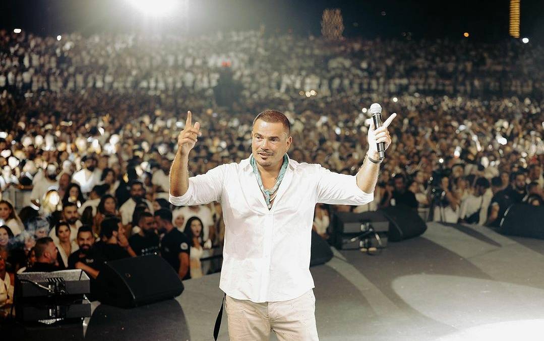 عمرو دياب يُطلق صيحة موضة جديدة من بيروت... وهذا سعر ساعة يده الخيالي!
