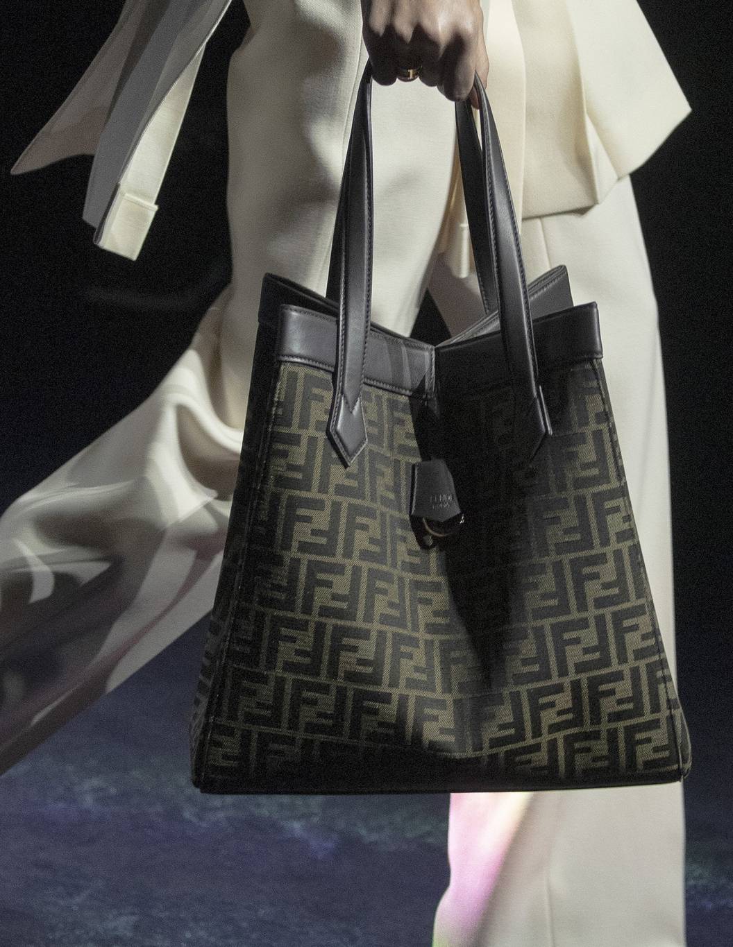 FENDI Origami حقيبة قابلة للتحوّل ذات شخصية مرحة