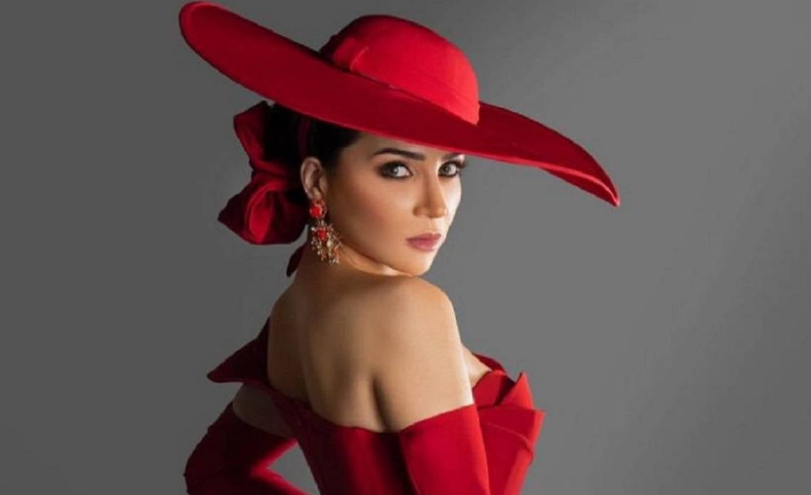 مي عز الدين تروي معاناتها الغريبة مع رحلة تغيير لون شعرها