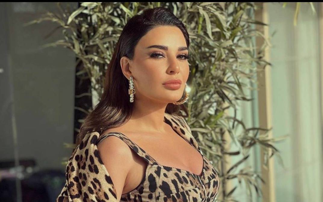 سيرين عبدالنور تضجّ أنوثةً بفستان ضيق مع فُتحة جريئة