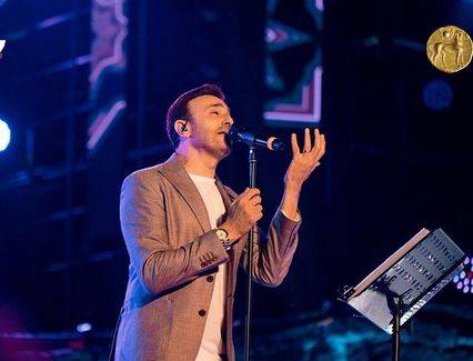 بالفيديو - والدة صابر الرباعي محط اهتمام الجمهور... هذا ما فعلته في مهرجان قرطاج