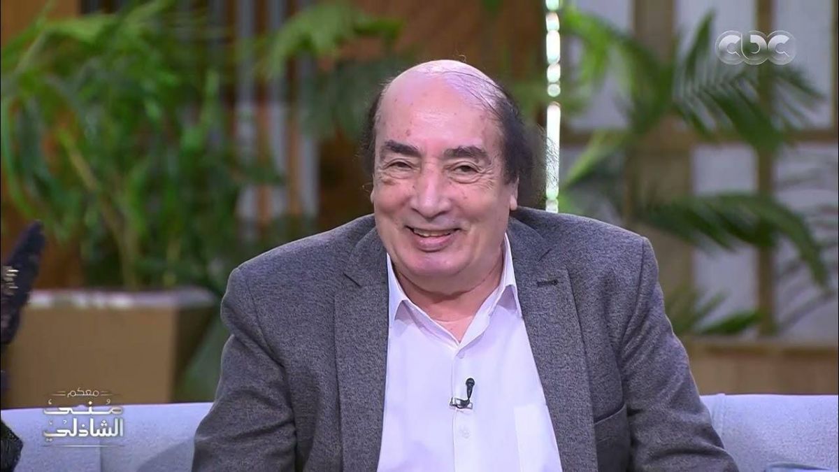 بالفيديو - ظهور صادم لعبدالله مشرف... وجهه شاحب ويتكئ على عصا