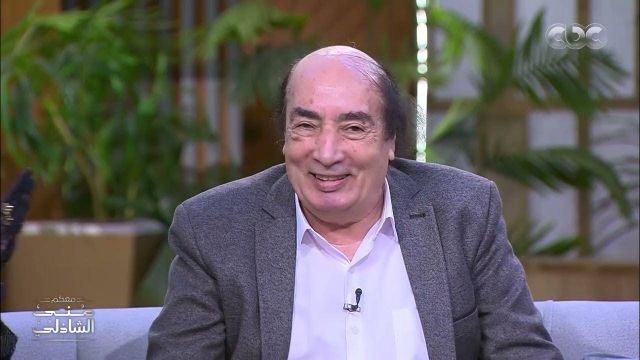 بالفيديو - ظهور صادم لعبدالله مشرف... وجهه شاحب ويتكئ على عصا