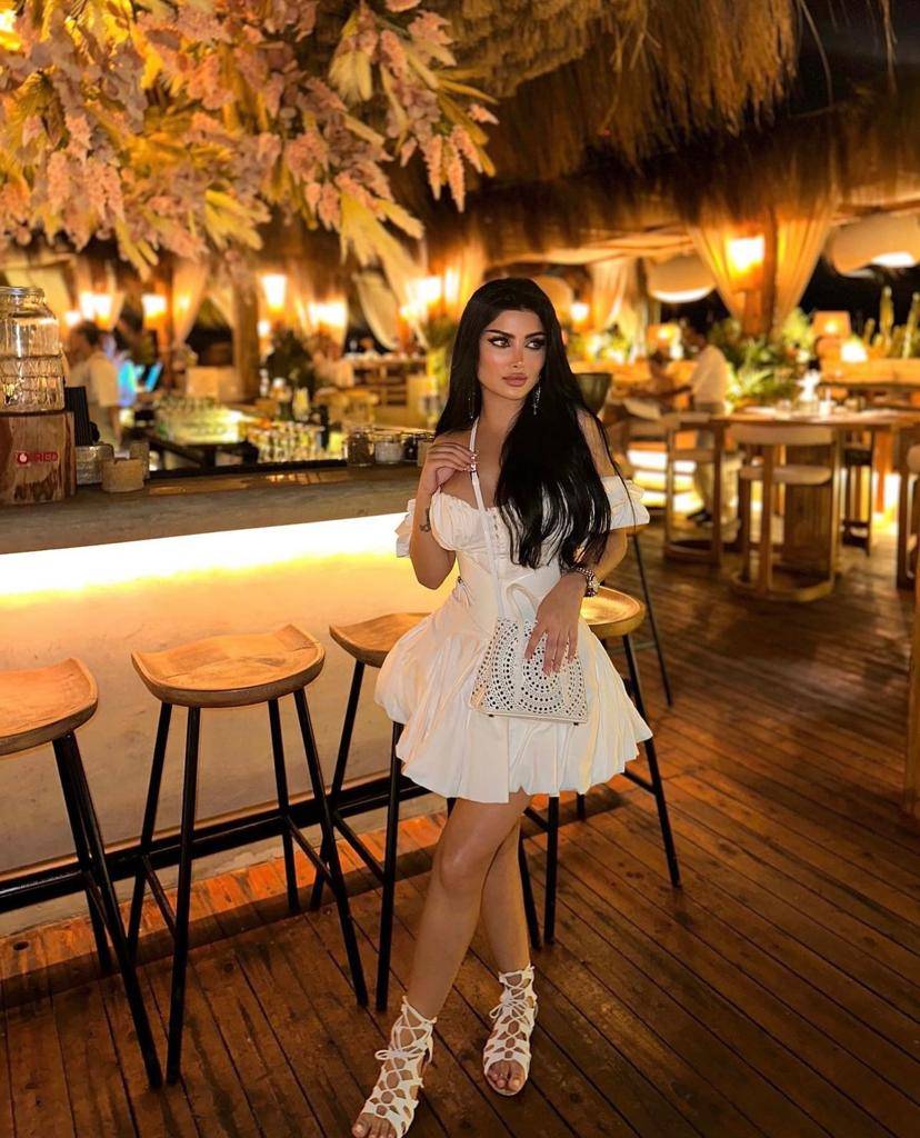 ملكة كابلي تخطف الأضواء بجرأة إطلالاتها