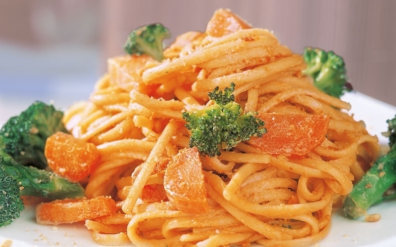 النودلز المقلي مع صلصة الفول السوداني