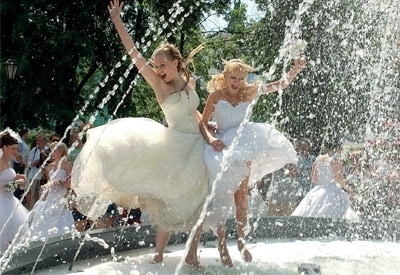 حدّدت موعد الزفاف. مبروك! من أين ستبدئين بالتخطيط؟