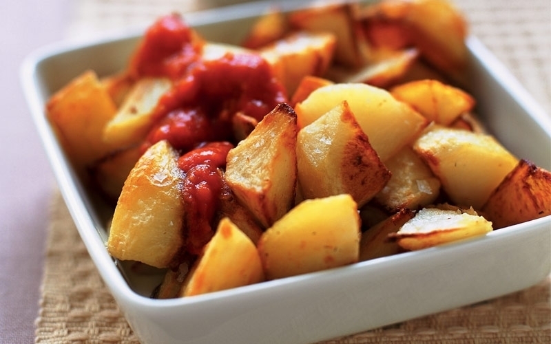 البطاطا مع صلصة البندورة بالتوابل