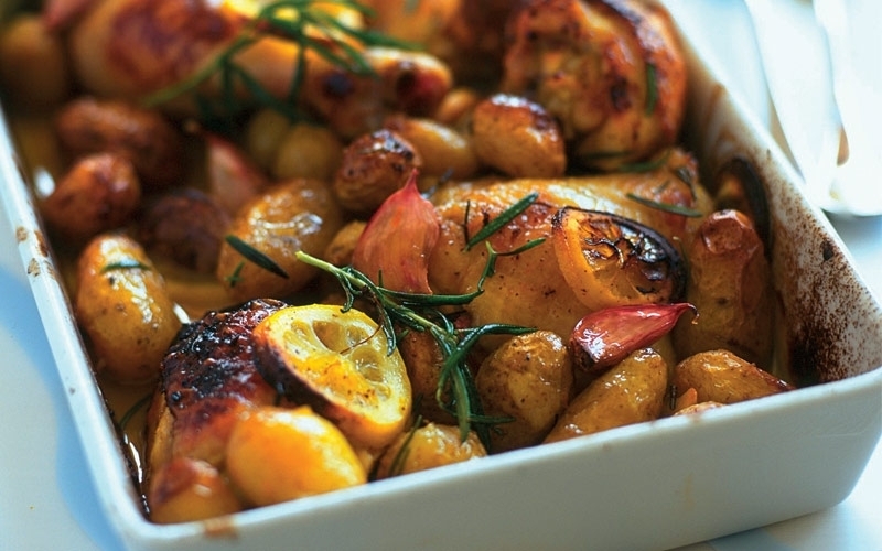 الدجاج الحامض مع البطاطا وإكليل الجبل