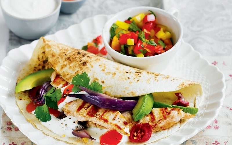 الدجاج المشوي مع تاكو الأفوكادو