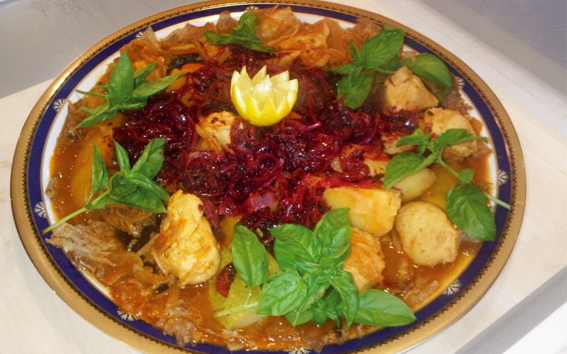 قرصان تقليدي مع الخضار والدجاج