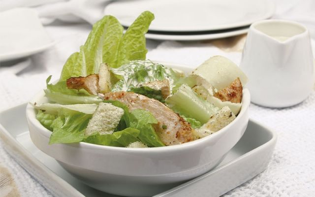 سلطة قيصر مع الدجاج المتبل