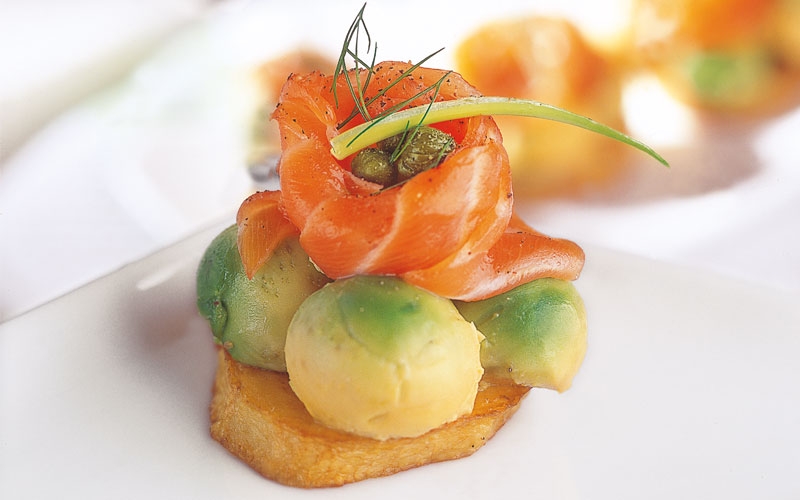 بطاطا مع الأفوكادو والسلمون