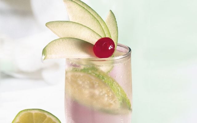 ماء الصودا مع عصير التفاح