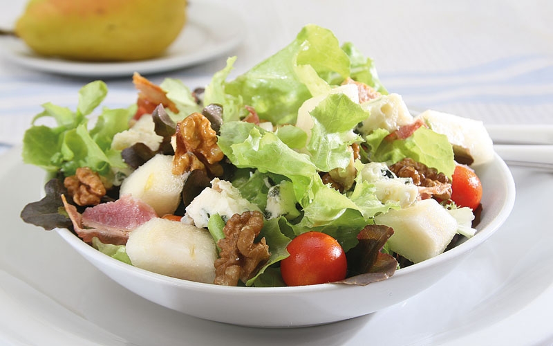 سلطة الجبنة الزرقاء ولحم الحبش المقدد