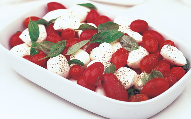 كرات الجبنة مع البندورة والحبق