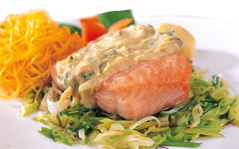 شرائح السلمون مع صلصة الكراث والحبق