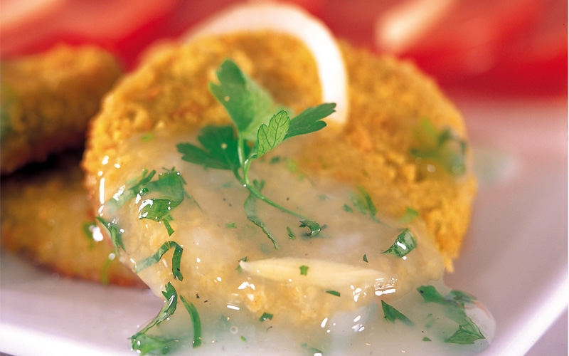 فطيرة السمك بالأعشاب مع صلصة الليمون