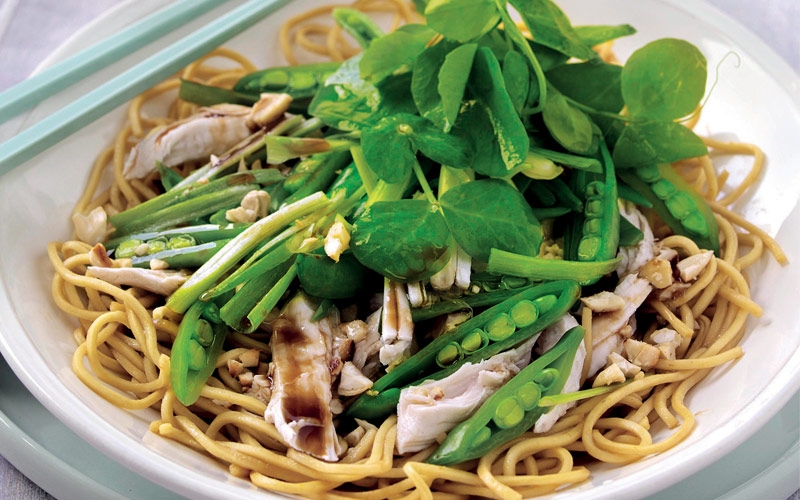 سلطة الدجاج والبازيلا والنودلز