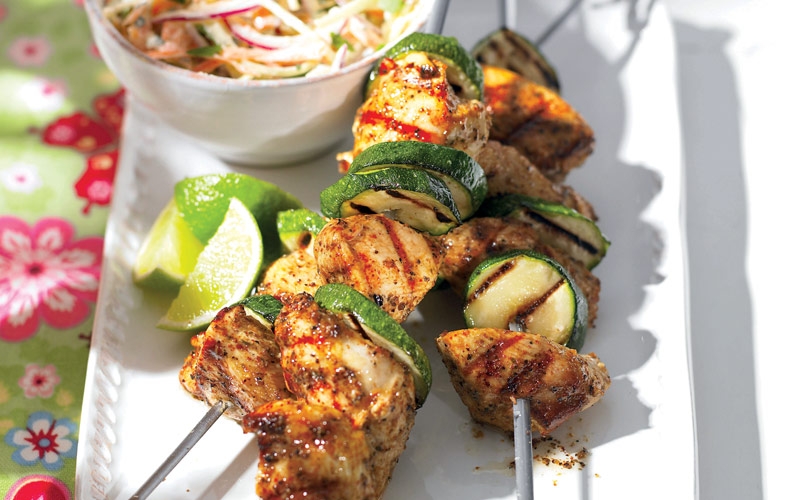 كباب الدجاج بالتوابل مع سلطة الملفوف والليمون